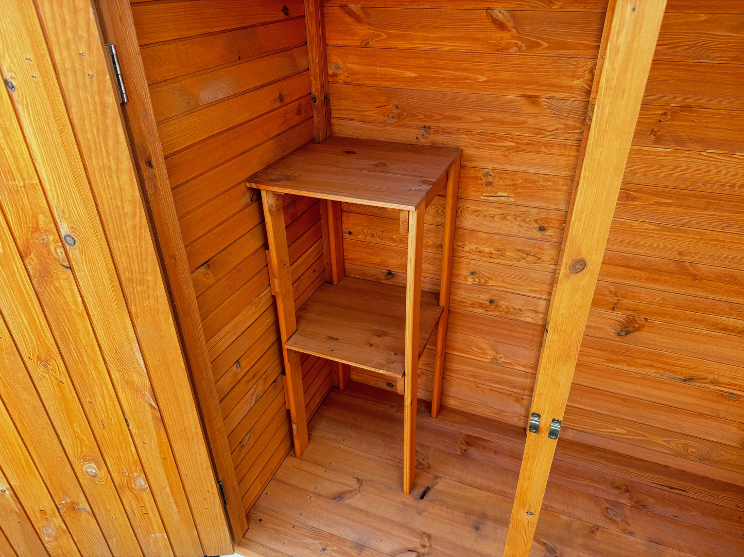 Geräteschrank groß honigbraun